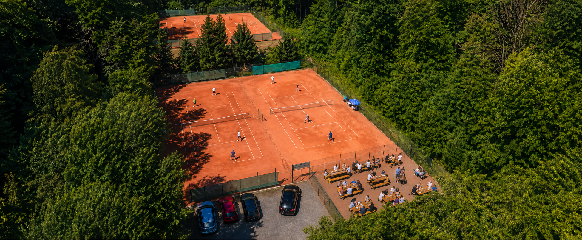 Belebte Luftaufnahme der Tennisplätze des TC Garitz mit Spielern und Zuschauern